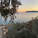 Πλωτό κατάλυμα Aloha Jak's Boat Αλάσιο