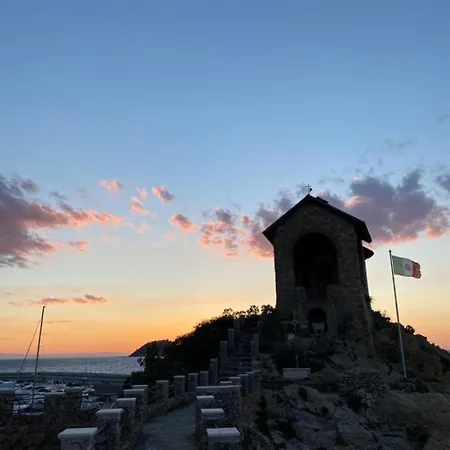 Aloha Jak's Boat Botel Alassio