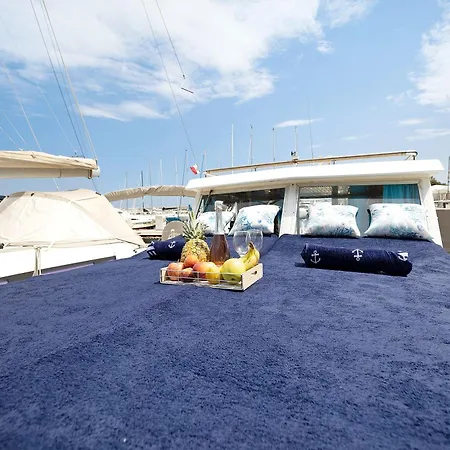 Aloha Jak's Boat Båthotell