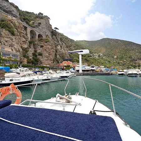 Aloha Jak's Boat Båthotell Alassio