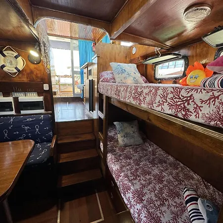 Botel Aloha Jak's Boat