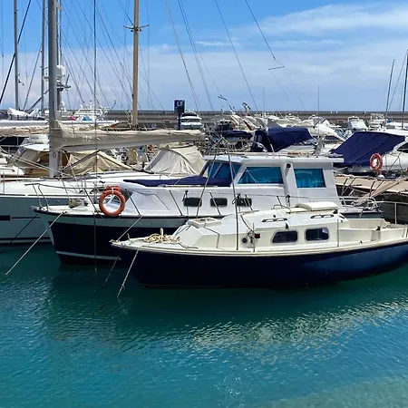 Botel Aloha Jak's Boat