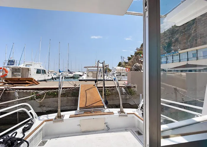 船屋 Aloha Jak's Boat *