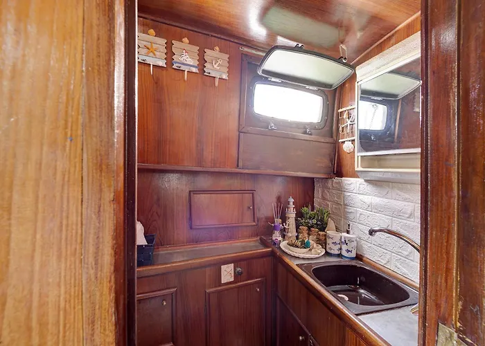 Aloha Jak's Boat 船屋 *