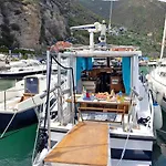 Botel Aloha Jak's Boat *