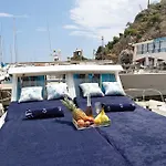 Aloha Jak's Boat Botel *