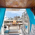 Aloha Jak's Boat Hotel en barco