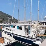 Botel Aloha Jak's Boat