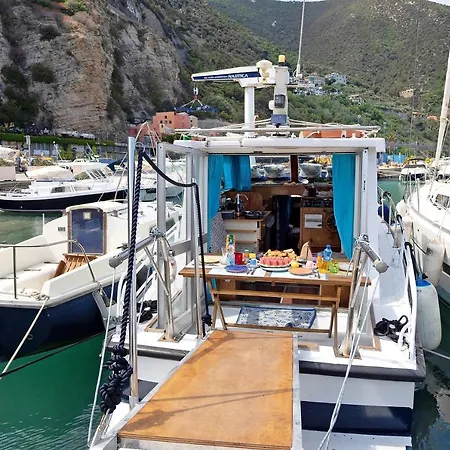Ботель Aloha Jak's Boat *