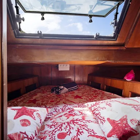 Botel Aloha Jak's Boat