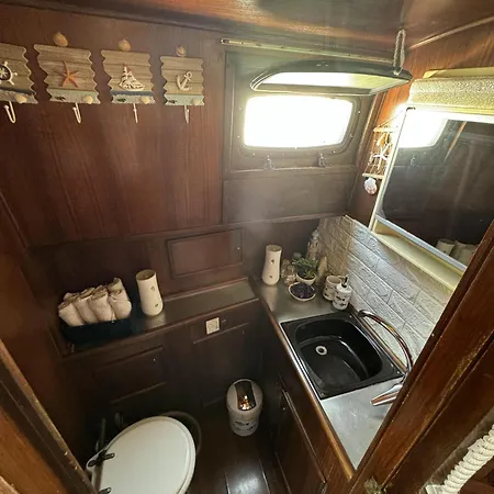 Aloha Jak's Boat Botel *