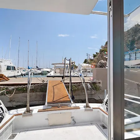 Ботель Aloha Jak's Boat *