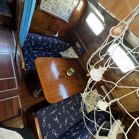 Ботель Aloha Jak's Boat Алассио