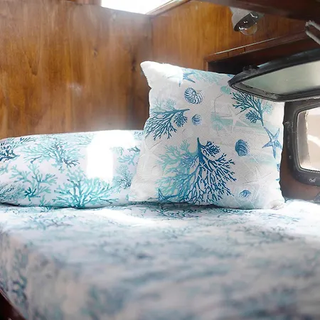 Botel Aloha Jak's Boat