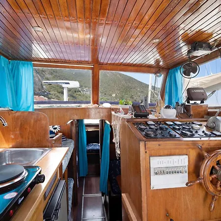 Ботель Aloha Jak's Boat