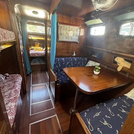 Aloha Jak's Boat Botel Alassio