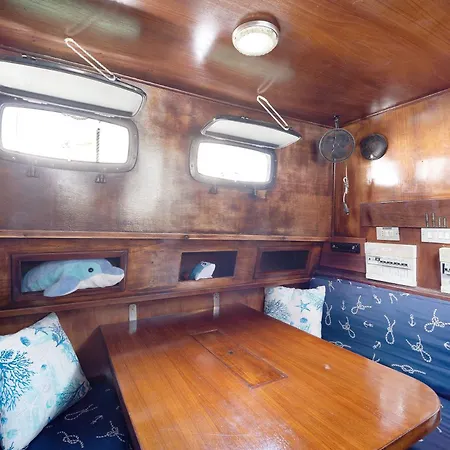 Botel Aloha Jak's Boat