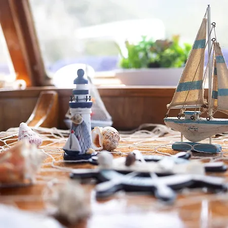 Aloha Jak's Boat Botel *