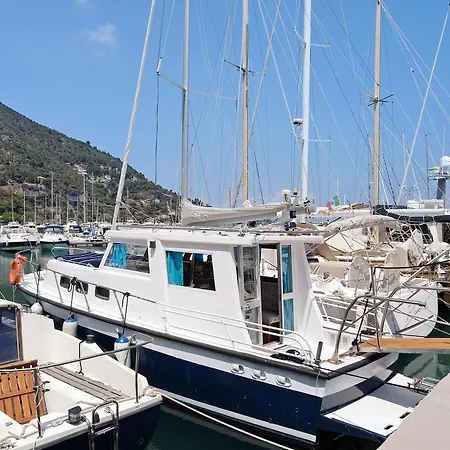 Botel Aloha Jak's Boat *