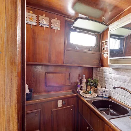 船屋 Aloha Jak's Boat