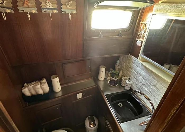 Aloha Jak's Boat Botel *