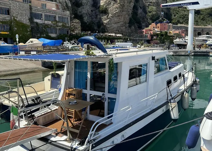 Botel Aloha Jak's Boat *