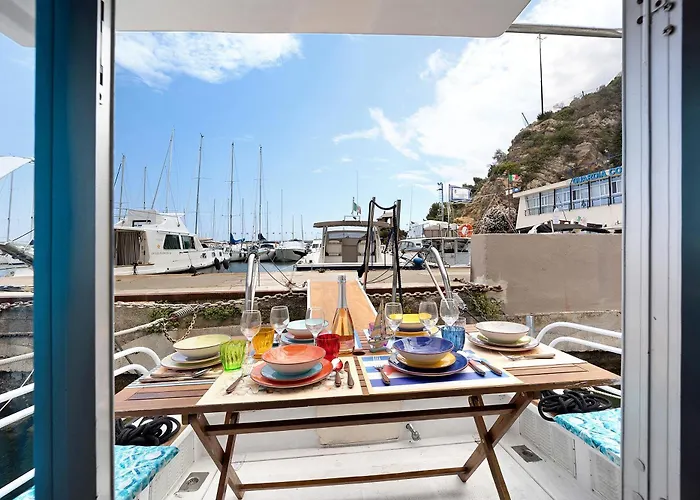 Aloha Jak's Boat Botel