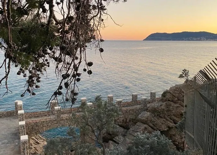 Bådhotel Aloha Jak's Boat Alassio