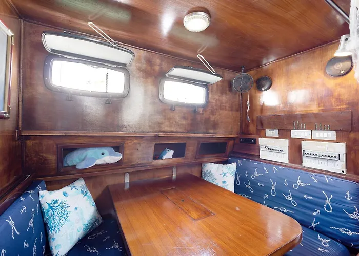 Botel Aloha Jak's Boat