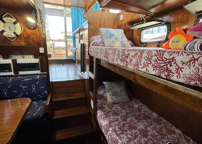 Botel Aloha Jak's Boat